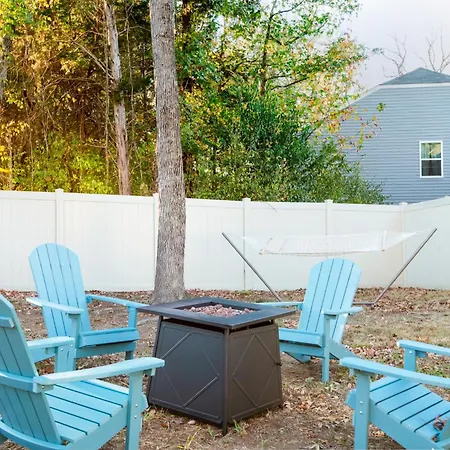Near Clt Airport - 4Bd - Backyard - Balcony Villa